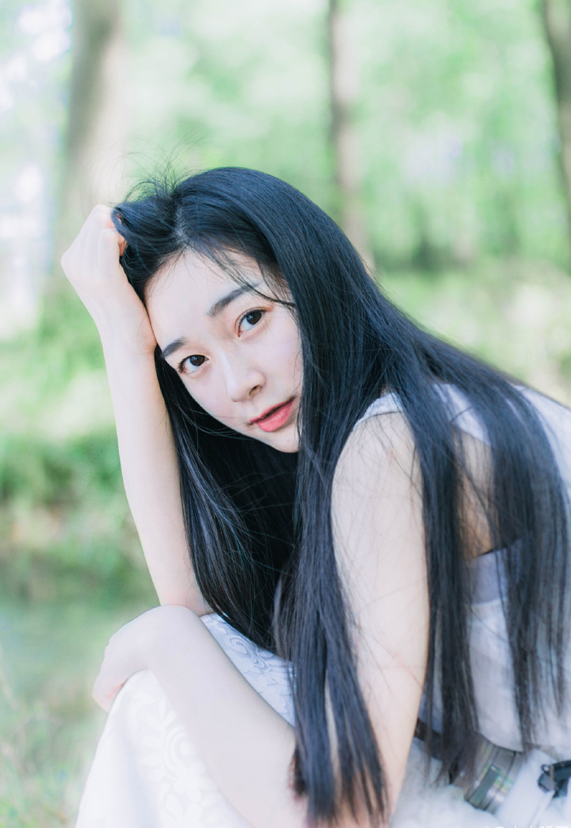 阆中大营，大帐之中，邓贤等人面色古怪的看着一脸沉痛的庞统，张任是刘璋的死忠，听到对方被他们拿下，庞统本该高兴才对，此刻却一脸惋惜的摇头叹息，让众人不禁生出一股错乱感，这丑鬼究竟站哪边？